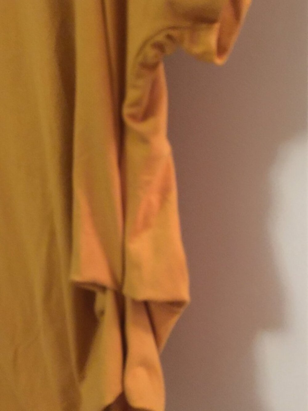 Cute gold top - Picture 2 of 3